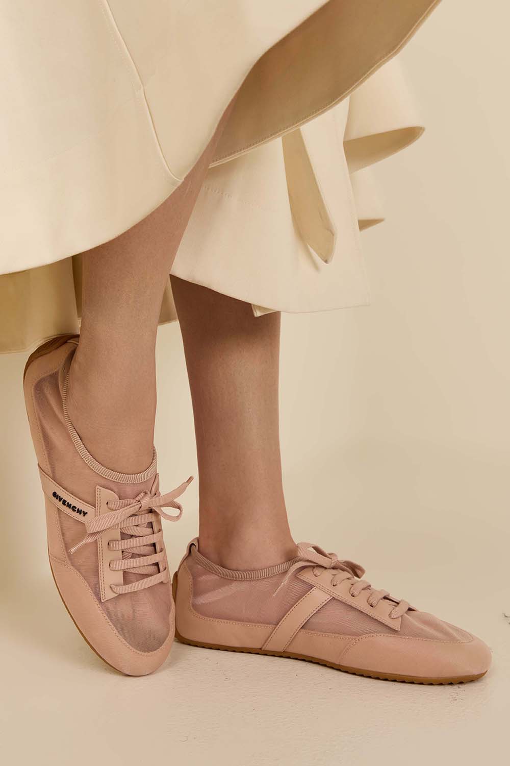 תמונת כל הלוק של נעלי סניקרס רשת